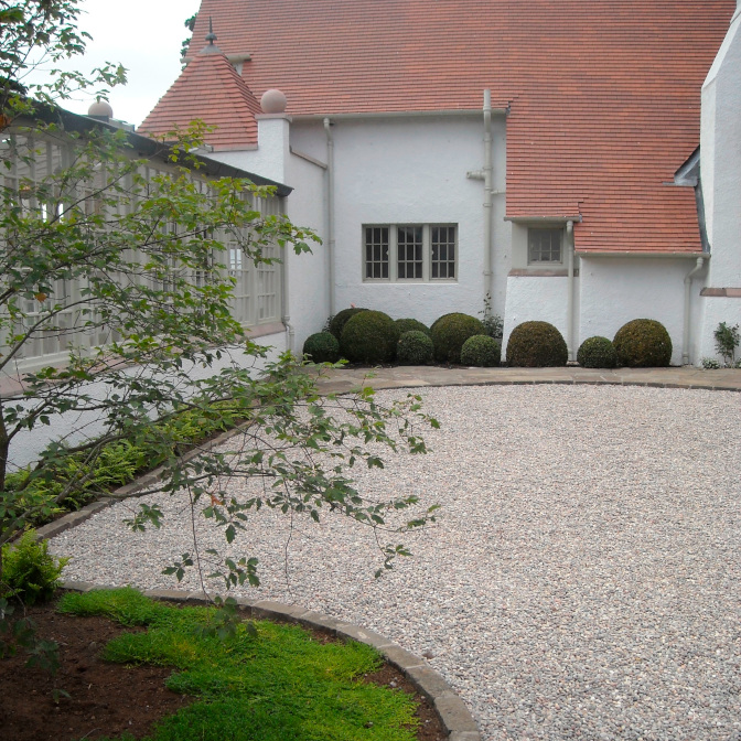 Arts and crafts house courtyard